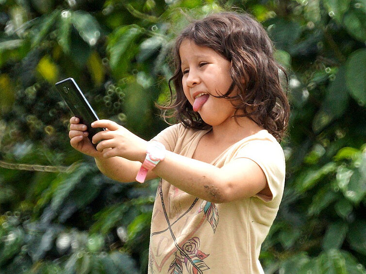 Mädchen mit Smartphone