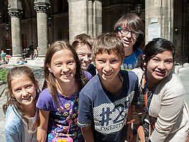 Gruppe Kinder im Rathaus