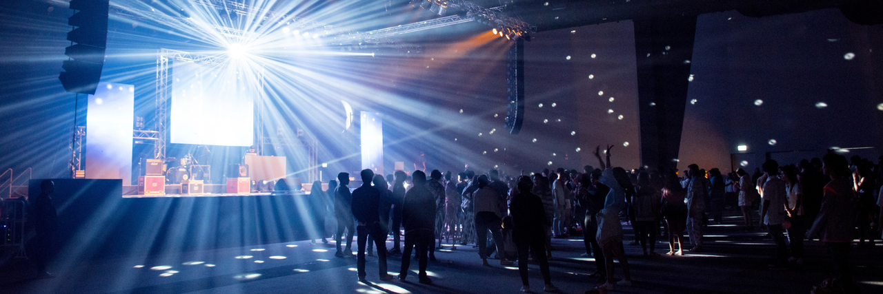 Ein Club mit einer Menschenmenge und einem Diskolicht in blau