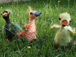 Ente gut alles gut Enten-Stoffpuppen auf der Wiese