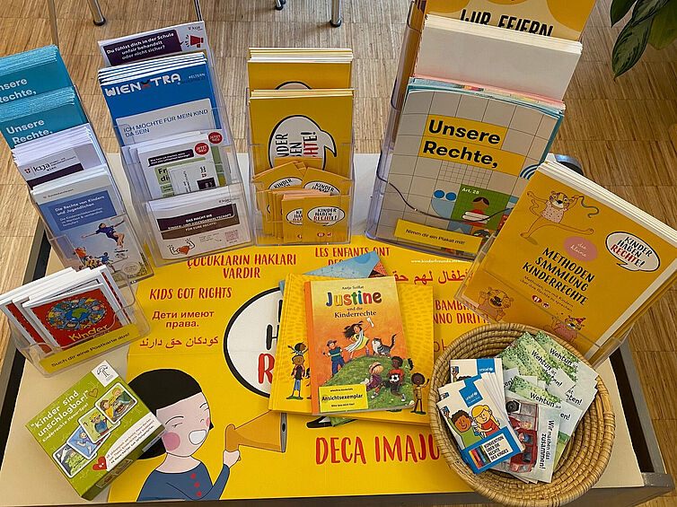 Infotisch mit Kinderrechte Infos