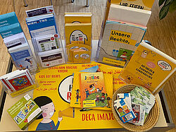 Infotisch mit Kinderrechte Infos