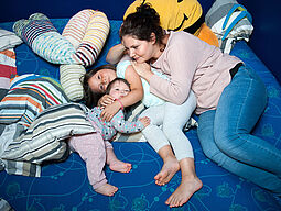 Kinder und Mama Kinder zu starken Persönlichkeiten helfen. Übungen für Stressreduktion bei Kinder und Eltern. Stress und Sorgen in einer Familie, als Eltern und bei Kindern. Spielerische Methoden und Tipps zur Überwältigung von emotionalen Stress.