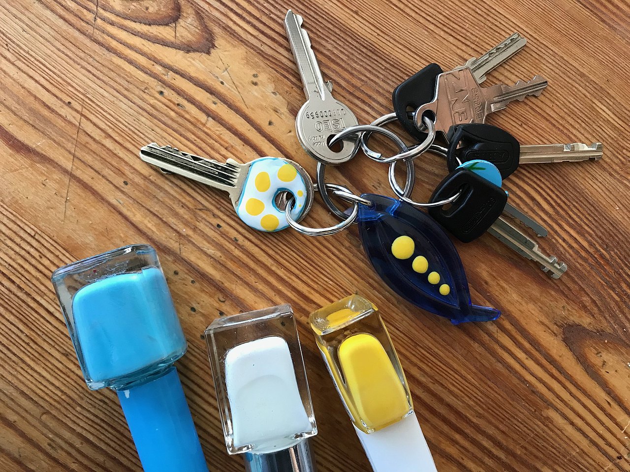 Schlüssel mit Nagellack Schlüsselbund und bunter Nagellack