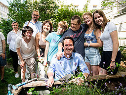 EAW Stadtrat Wiederkehr zu Besuch bei einem Projekt der Ehrenamtswoche.