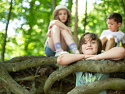 Kinder im Wald