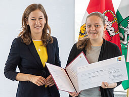 Redewettbewerb 2022 Siegerin des Bundesfinales beim Jugendredewettbewerb 2022