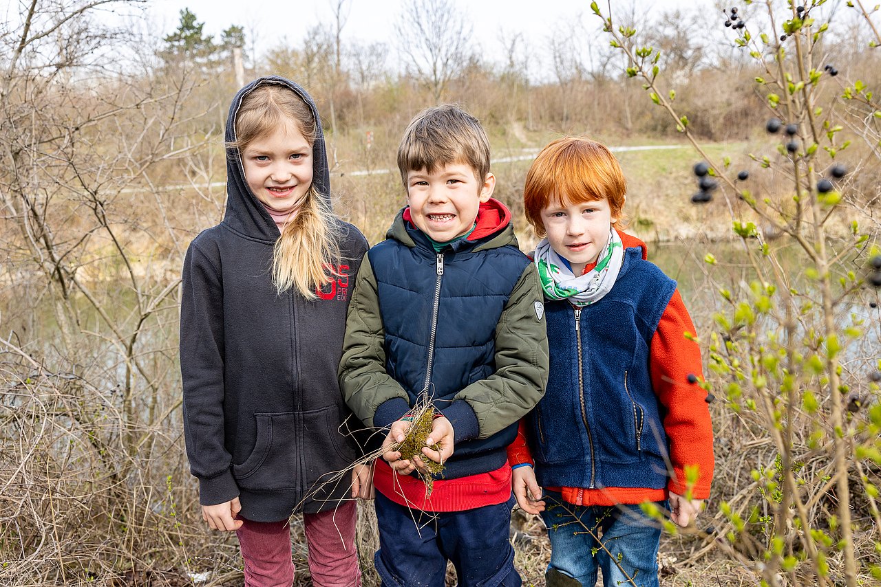 Kinder draußen Drei Kinder stehen draußen