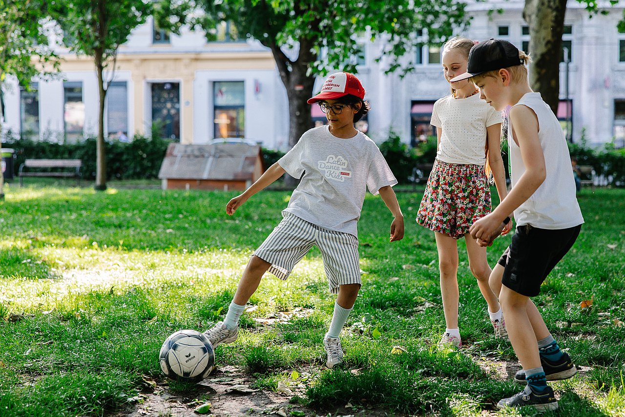 Fußball spielen Kinder spielen Fußball