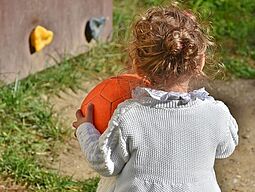 Kleinkind am Spielplatz Kleinkind am Spielplatz