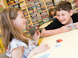 Kinder spielen Karten