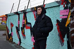Stephan Steuerer vor einer Graffiti-Wand