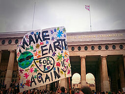 Demonstration mit Plakaten