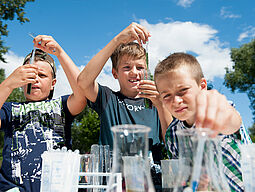 Jugendliche experimentieren im Park