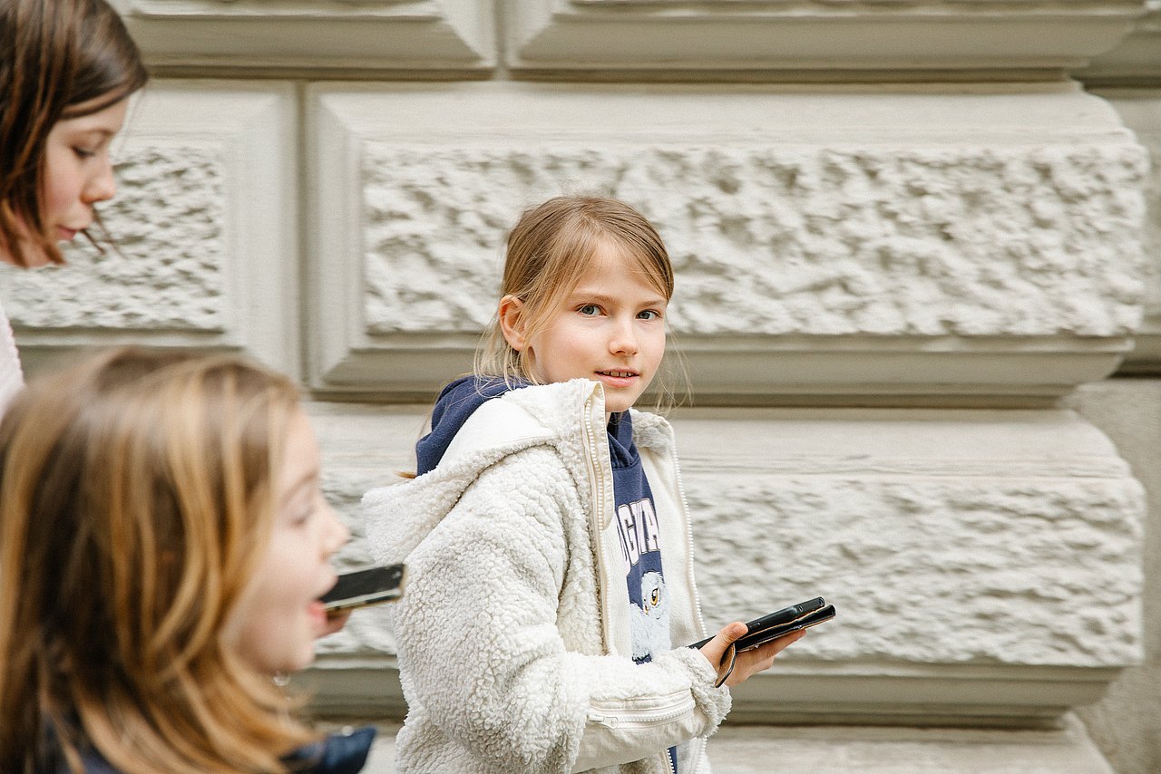 Medienerziehung - Kinder mit Smartpohne