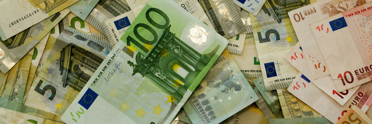 Viele Geldscheine liegen auf einem Tisch