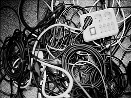 Kabelsalat Stromkabel, Verteilerstecker, schwarz-weiß