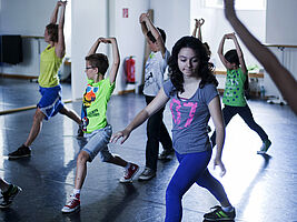 Fuenf Kinder in einem Tanzworkshop