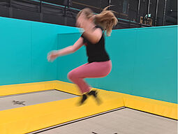 Trampolin springen Mädchen springt auf Trampolin
