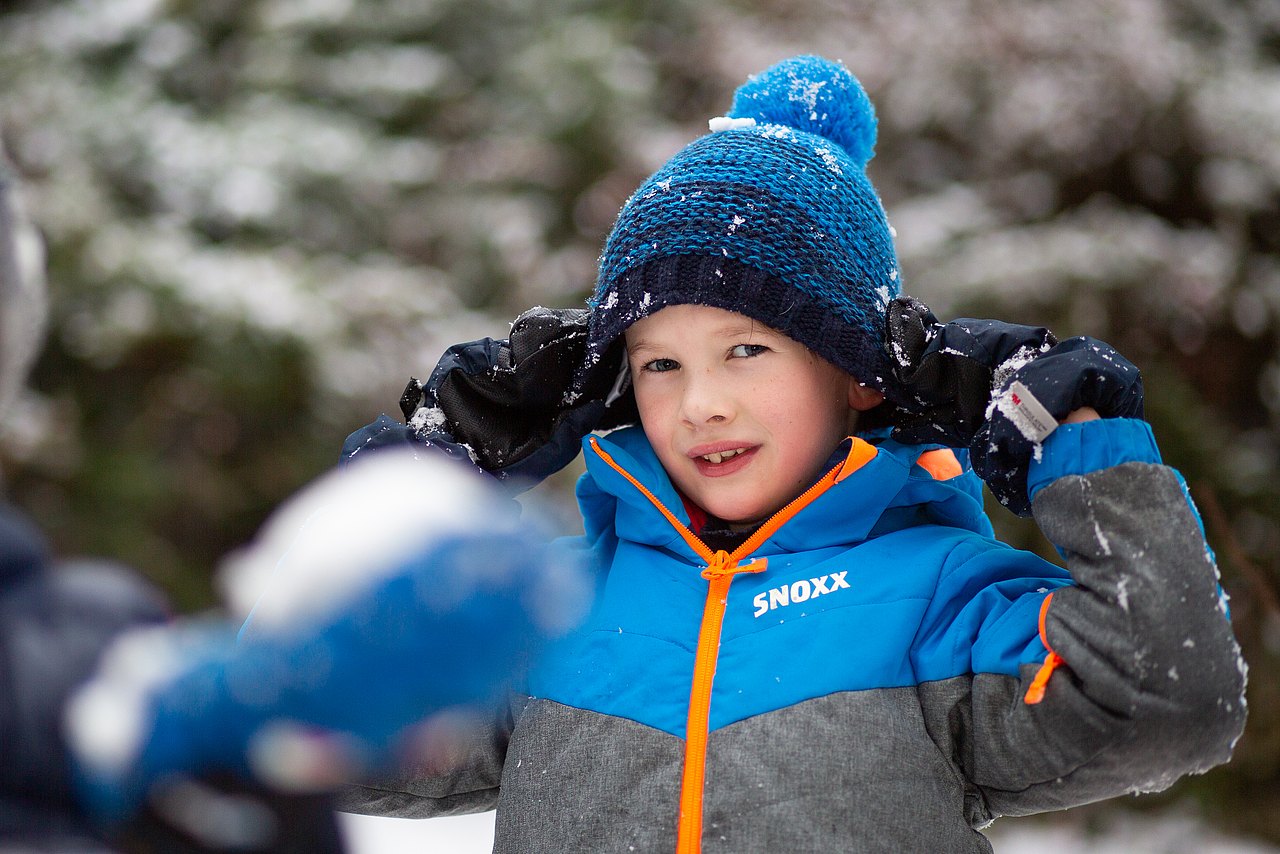 Winter Bub im Winter mit Mütze