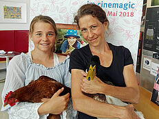 Katja Hawliczek mit Henne und Erpel