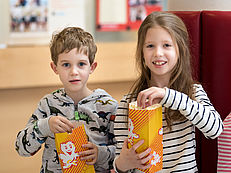 Zwei Kinder mit Popcorn
