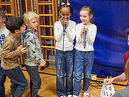 Bildungschancen Kinder bei einem Beatbox-Workshop.