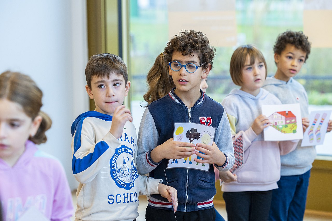 221117_0827 Kinder im Volksschulalter, teilweise mit Zeichnungen in den Händen
