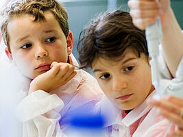 2 Kinder experimentieren im Labor