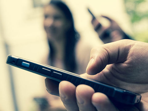 Smartphone Ihr möchtet mehr über die Risiken und Gefahren wissen, denen Kinder im Internet ausgesetzt sind? Smartphone, Internet Gefahren Kontaktstellen und Informationsstellen für Eltern, Kinder sind immer im Netz, Kinder sicheres Internet, Hilfe mein Kind ist immer Internet, Mein Kind hängt immer am Handy was tun, Gibt es eine Stelle für Fragen zu Instagram, Viren und Co.