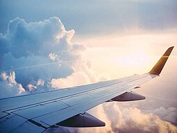 Flugzeug über Wolken