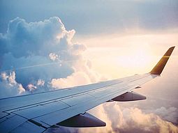 Flugzeug über Wolken