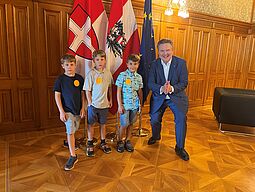 BGM Kinderjournalisten besuchen den Bürgermeister bei Spiel und Spaß im Rathaus