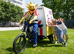 Holli mit Fahrrad und Kindern