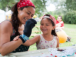 Mutter und Kind im Park