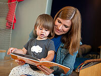 Mama Kind und Buch Vorlesen