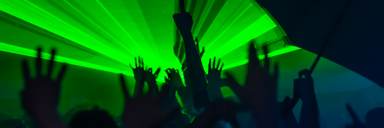 Hände in der Luft in einem Club