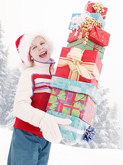 Kind mit Geschenken
