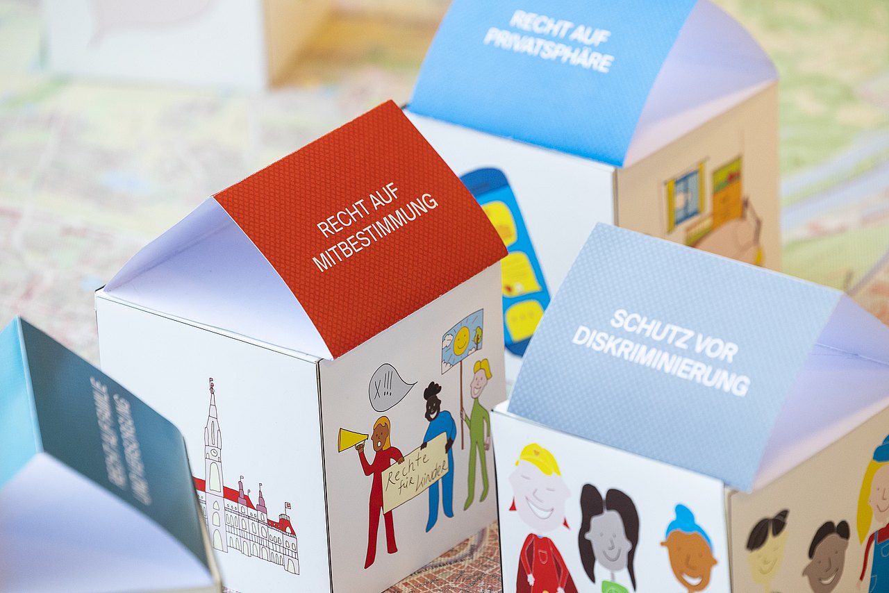 221117_1723 Kinderrechte Häuschen
