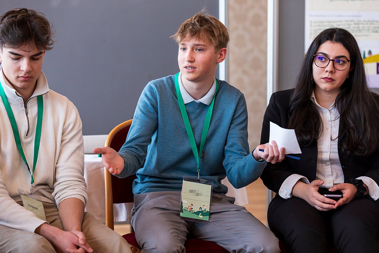 Kinder- und Jugendparlament 4 Jugendliche beim Jugendparlament