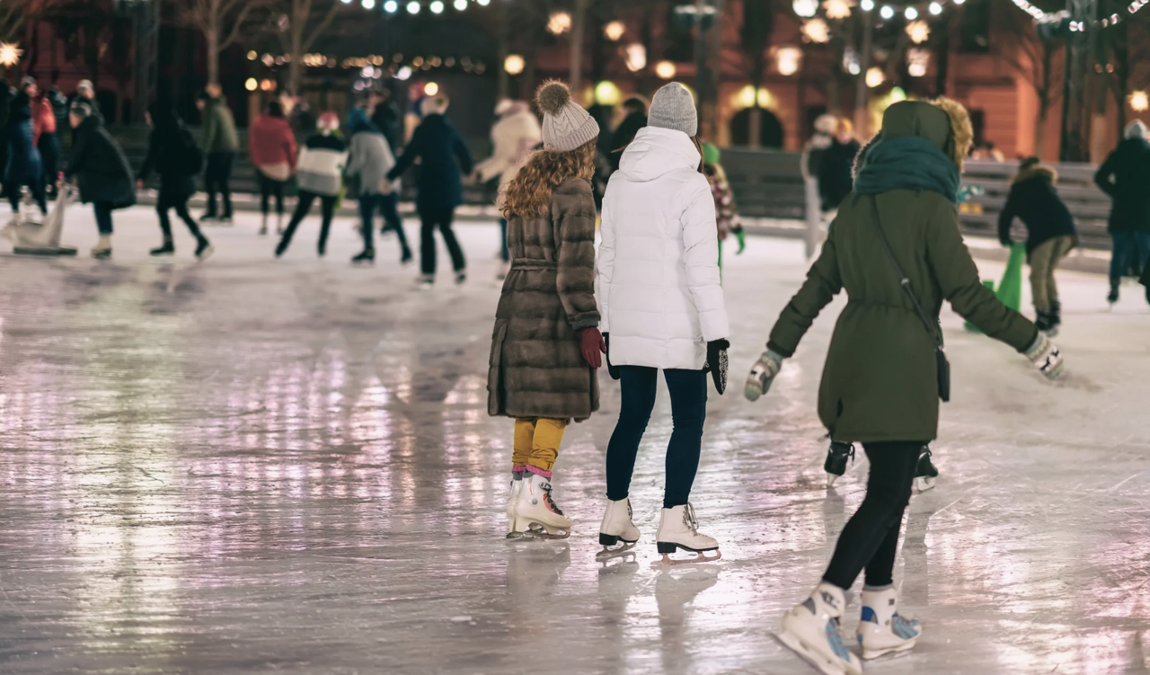 Menschen beim Eislaufen