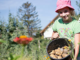 Mädchen mit Kartoffeln