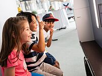 3 Kinder sitzen auf einer Bank 3 Kinder sitzen auf einer Bank