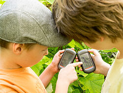 Kinder mit GPS-Geräten