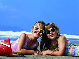 2 Mädchen am Strand