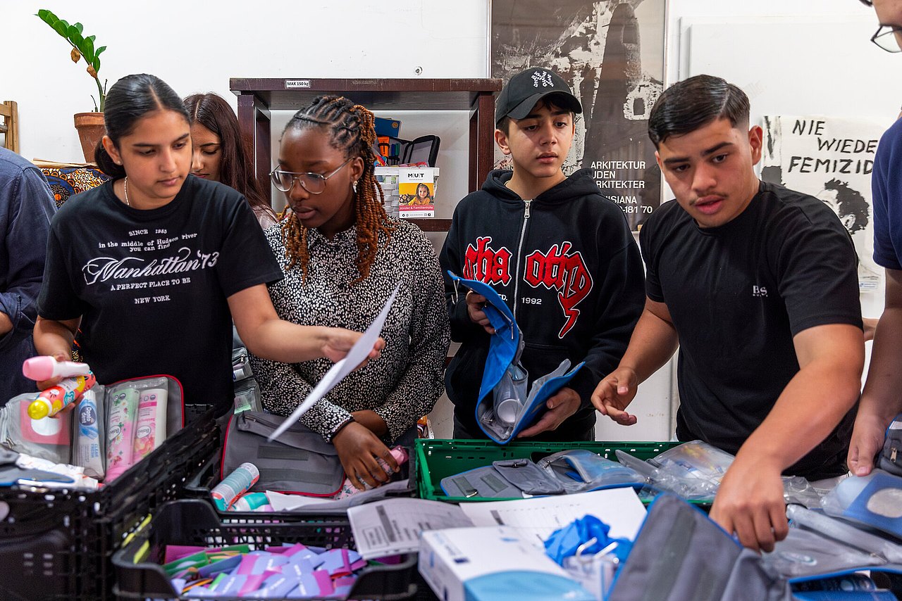 WIENXTRA_Kick o-off Ehrenamtswoche-c-Carolina Frank--40 Schüler*innen packen Hygienetaschen für Obdachlose