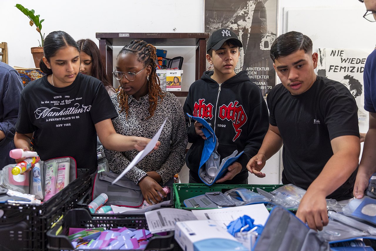 WIENXTRA_Kick o-off Ehrenamtswoche-c-Carolina Frank--40 Schüler*innen packen Hygienetaschen für Obdachlose