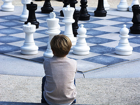 Junge spielt Großschach