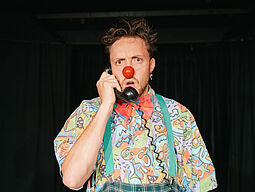 Dario Zorell Clown mit Telefon