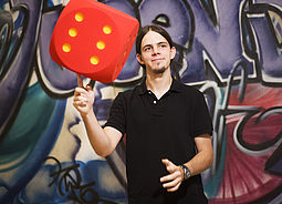 wienXtra 77 Junger Mann mit Spiel-Würfel